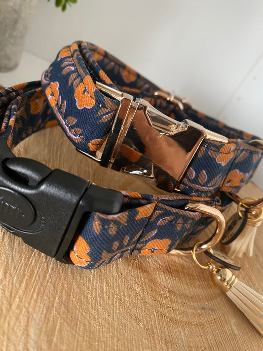 Collier pour chien en tissu “Indien Bleu Marine et Fleurs Orange” – Réglable & personnalisable
