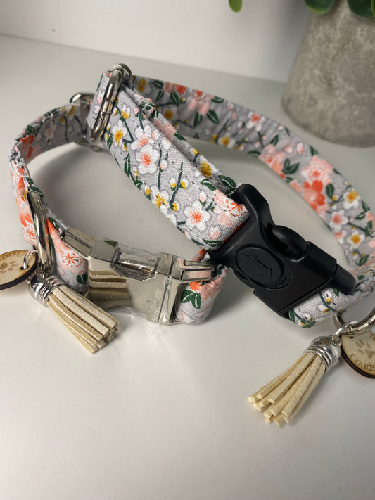 Collier pour chien en tissu “Gris clair et fleurs orange” – Réglable & personnalisable