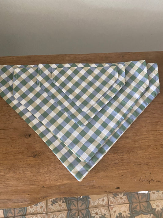 Le Bandana Parfait pour Votre Chien carreaux bleu et vert