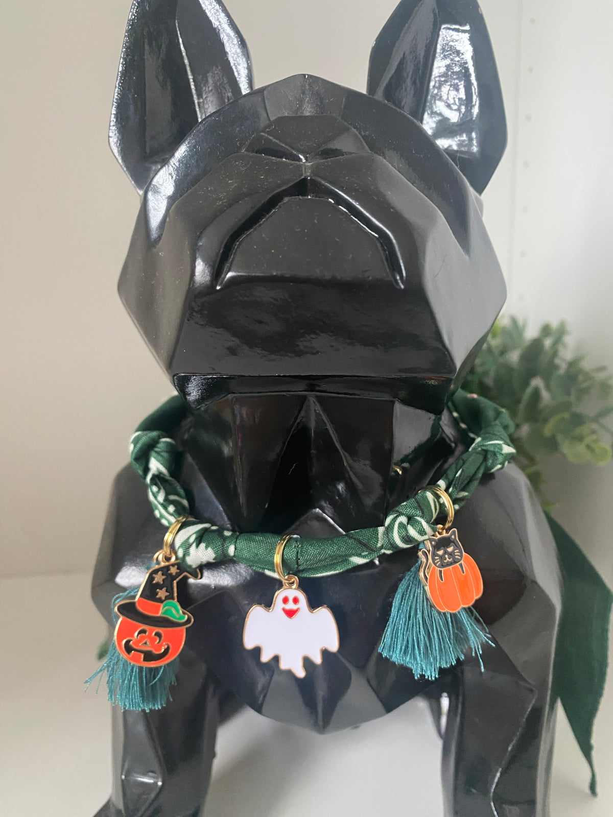 Foulard bandana Bella personnalisé avec breloques Halloween & pompons