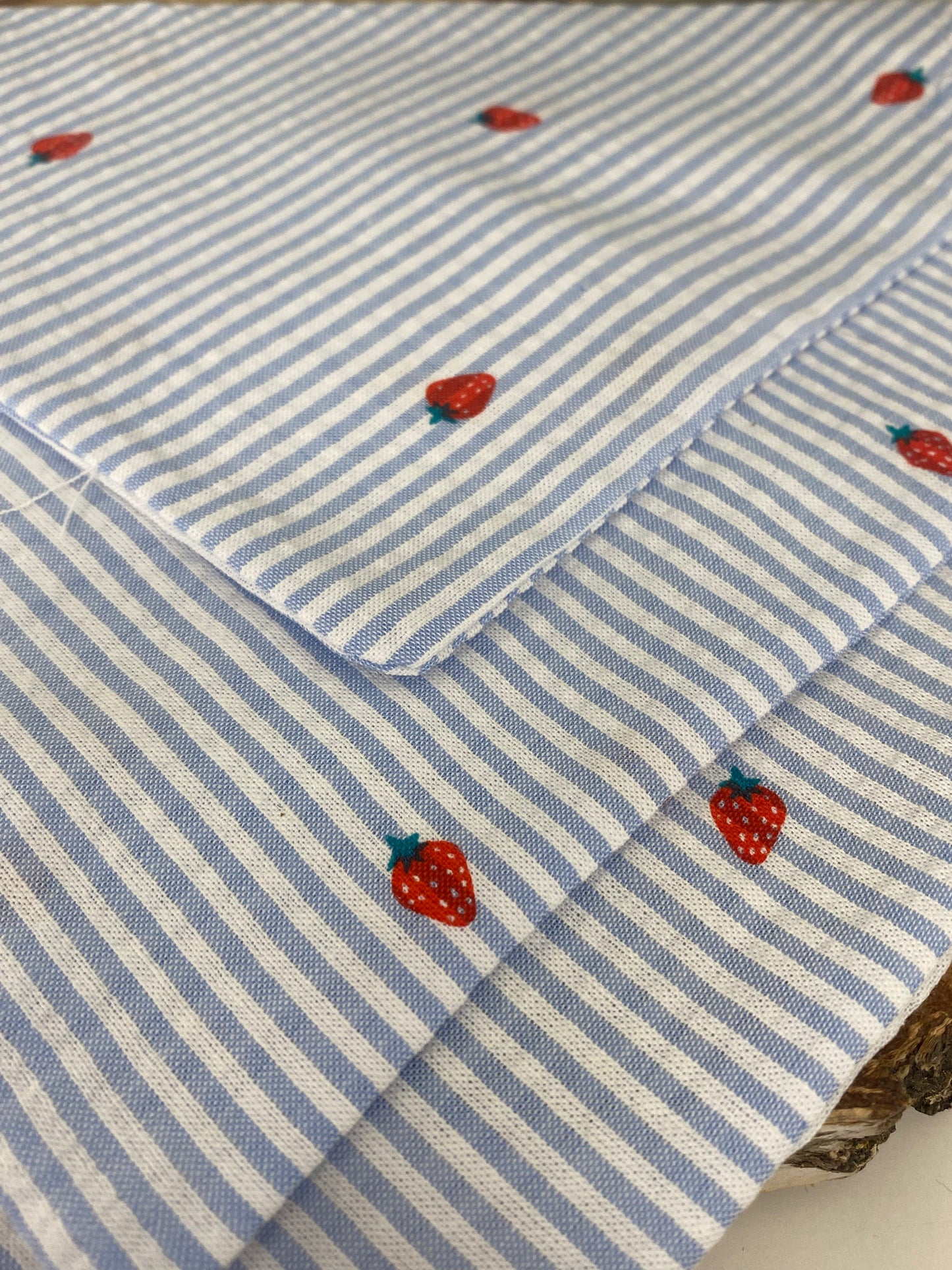 Bandana pour chien fait main – Rayures bleu et blanc et fraises rouges