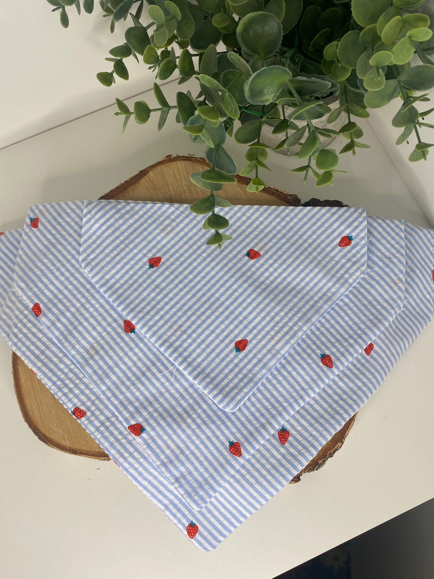 Bandana pour chien fait main – Rayures bleu et blanc et fraises rouges