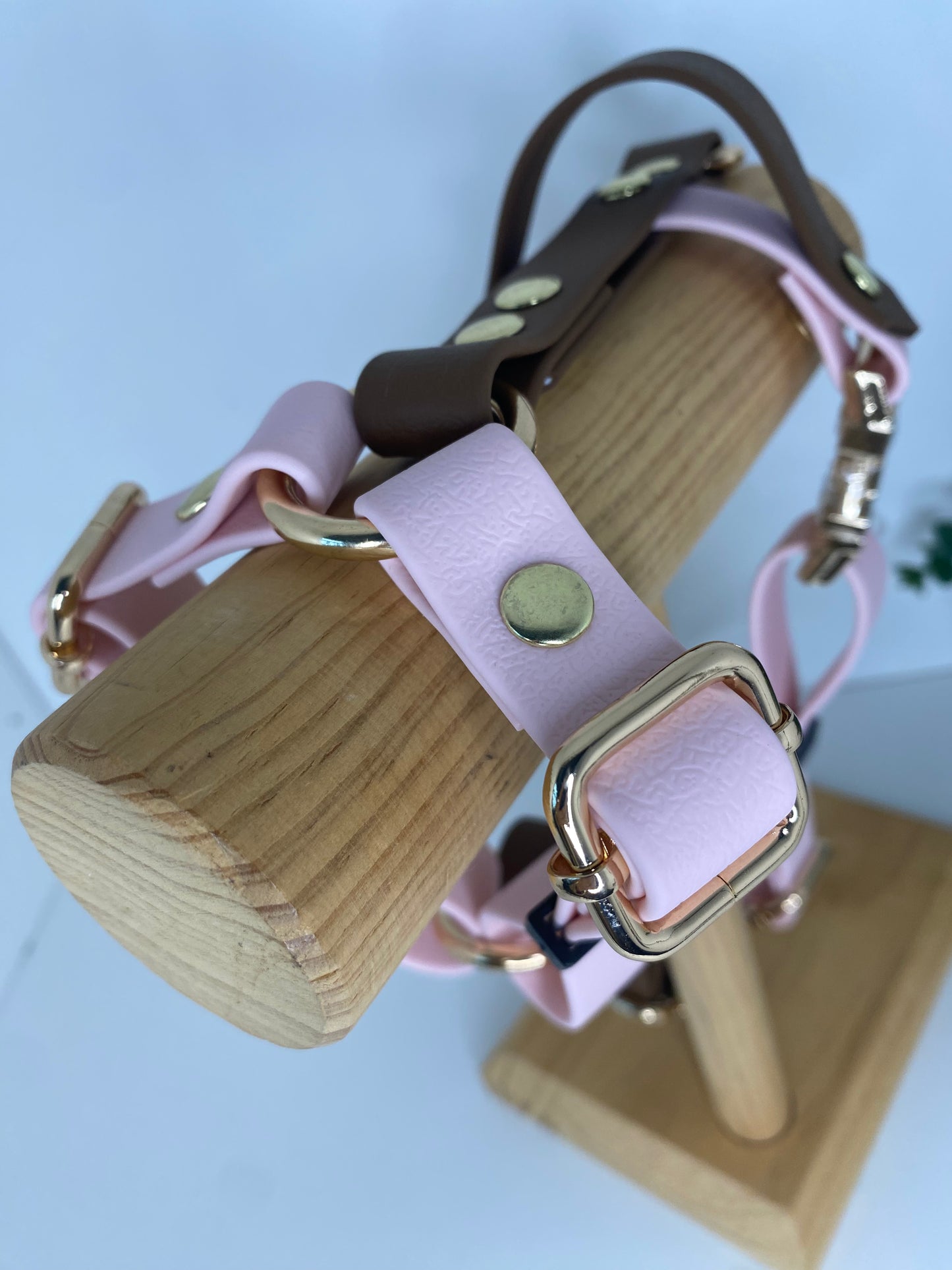 Harnais en H ajustable et imperméable pour chien rose pale et chocolat