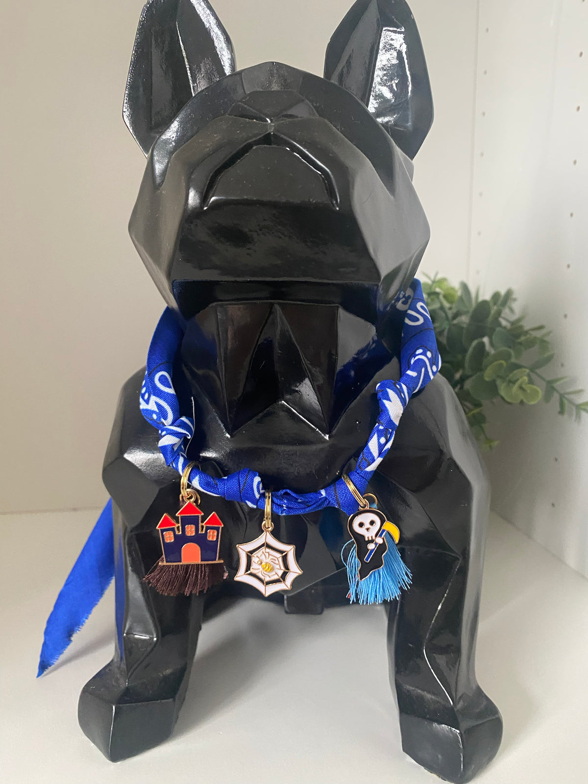 Foulard bandana Bella personnalisé avec breloques Halloween & pompons