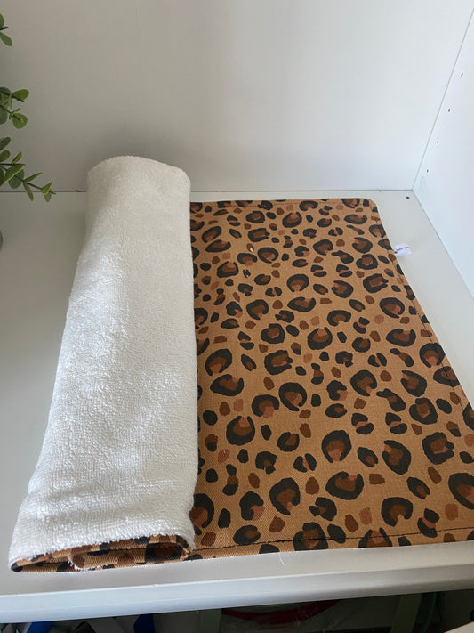 Tapis de gamelle absorbant – fait main tissu léopard