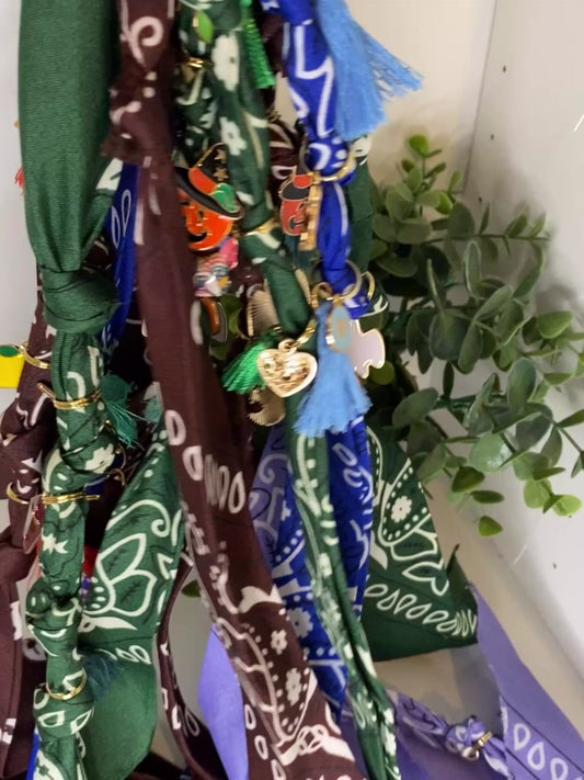 Foulard bandana Bella personnalisé avec charms Halloween & pompons
